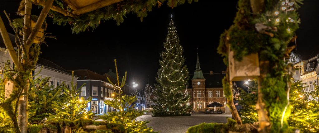 juleoplevelser i Silkeborg med juletræ på torvet