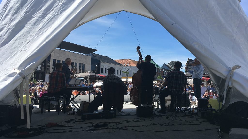 jazzband på scene på torvet i Silkeborg