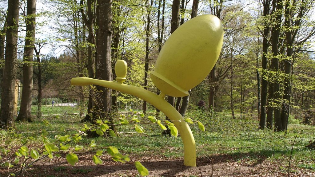 skulptur der forestiller et kæmpe-agern