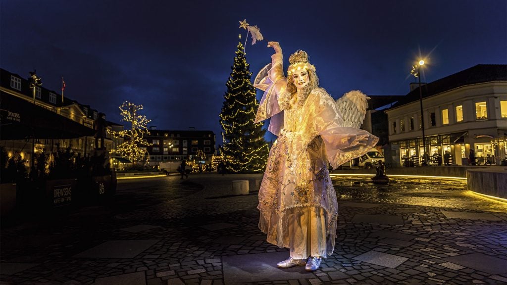 Juleengel på torvet i Silkeborg foran juletræ