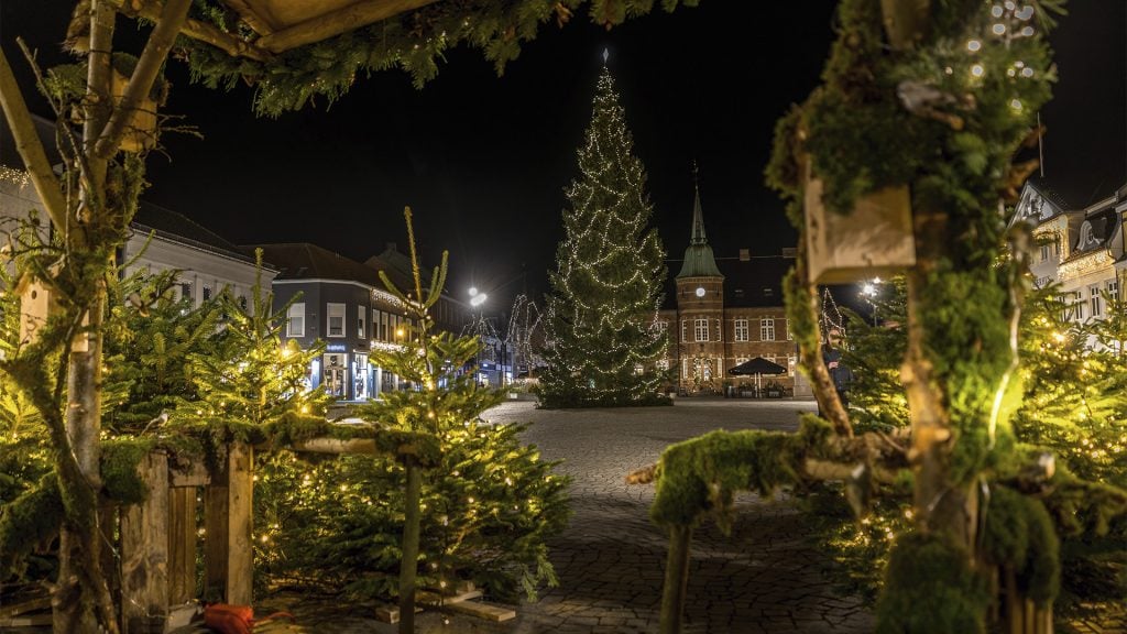 Juleudsmykning og juletræ på torvet i Silkeborg