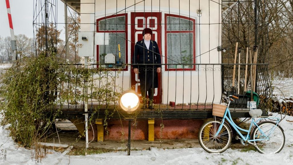 Russer bag hegn ved bygning